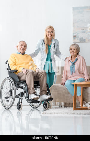 Young cheerful senior female doctor talking to people à nursing home Banque D'Images