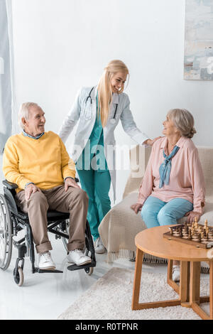 Young cheerful senior female doctor talking to people à nursing home Banque D'Images