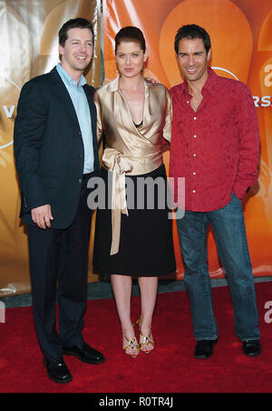 Sean Hayes, Eric McCormack et Debra Messing (Will & Grace), en arrivant à la partie d'étoiles de NBC pour la nouvelle saison de l'automne 2004 à l'Universal Lot en lo Banque D'Images