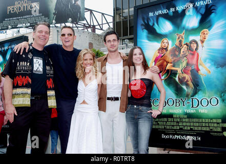 Le cast de Scooby Doo qui pose de la première de ' ' Scooby Doo au Chinese Theatre de Los Angeles. Le 8 juin 2002. ScoobyDoo - c Banque D'Images