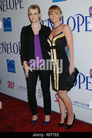 Reese Whiterspoon et Christina Ricci arrivant à la Penelope une première mondiale à la DGA Theatre de Los Angeles - Whiters pleine longueur. Banque D'Images