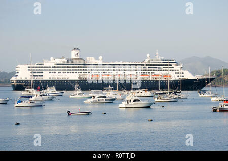 Bateau de croisière et les petits navires à l'entrée du canal de Panama sur la côte Pacifique Banque D'Images