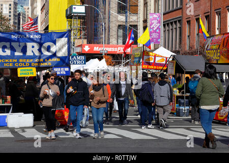 Une foule de gens qui apprécient l'après-midi dans une foire de rue générique à Manhattan, New York, NY Banque D'Images