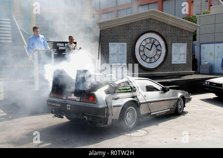 Retour à l'avenir, le trajet est de fermer la porte après 14 ans à l'Universal Studio à Los Angeles. les DeLoreans arrivant de l'avenir Banque D'Images