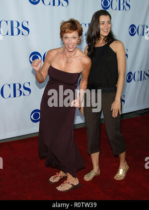 Lauren Holly en arrivant à la porte-parole de télévision CBS Assocoation Summer Party au Rose Bowl de Los Angeles. contact avec les yeux sourire danse pleine longueur Banque D'Images