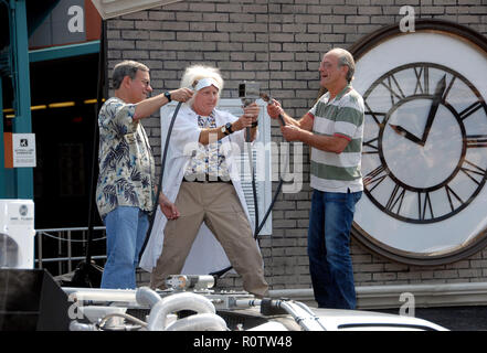 Retour à l'avenir, le trajet est de fermer la porte après 14 ans à l'Universal Studio à Los Angeles. Christopher Lloyd, avec Bob Gale ( écran Banque D'Images