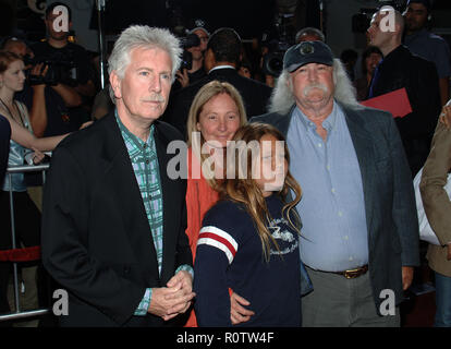 Graham Nash et David Crosby à la Star War III : La Revanche des Sith au Westwood Village Theatre de Los Angeles. Le 12 mai 2005. - Banque D'Images