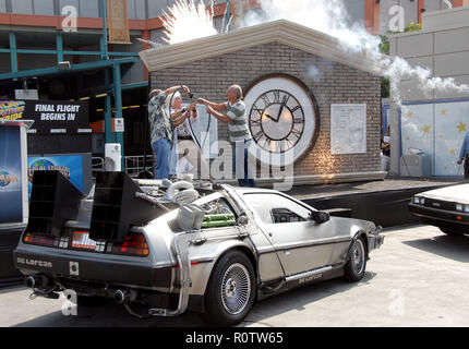 Retour à l'avenir, le trajet est de fermer la porte après 14 ans à l'Universal Studio à Los Angeles. Christopher Lloyd, avec Bob Gale ( écran Banque D'Images