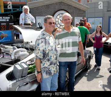 Retour à l'avenir, le trajet est de fermer la porte après 14 ans à l'Universal Studio à Los Angeles. Christopher Lloyd, avec Bob Gale ( écran Banque D'Images