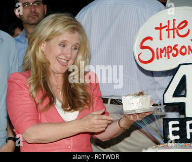 Nancy Cartwright au 400e épisodes de travail sur la rue à NY sur la Fox à Los Angeles. Lot de manger le gâteau - 08 Cartwright Banque D'Images