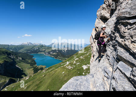 Sur la Via Ferrata Le Roc du Vent, près du Lac de Roselend, France, Europe, UNION EUROPÉENNE Banque D'Images