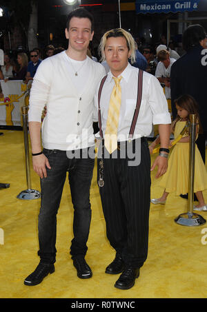 JC Chasez et Efren Ramirez arrivant à la Simpsons, la première du film au Westwood Theatre de Los Angeles. contact avec les yeux sourire pleine longueur Banque D'Images