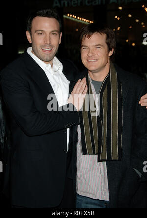 Ben Affleck et Jason Bateman arrivant à la Smokin' Aces au Chinese Theatre de Los Angeles. Le 18 janvier 2007. contact avec les yeux sourire 3/4 - Banque D'Images