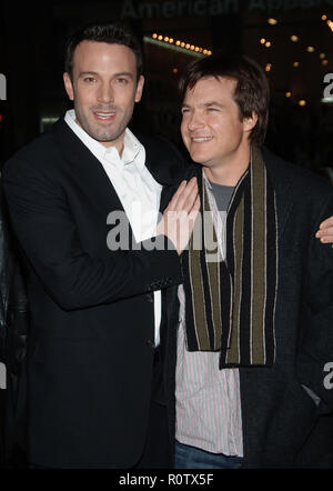 Ben Affleck et Jason Bateman arrivant à la Smokin' Aces au Chinese Theatre de Los Angeles. Le 18 janvier 2007. sourire les yeux 3/4 - Banque D'Images