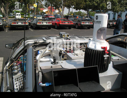 Retour à l'avenir, le trajet est de fermer la porte après 14 ans à l'Universal Studio à Los Angeles. 100 dans les DeLoreans Parking universel Lo Banque D'Images