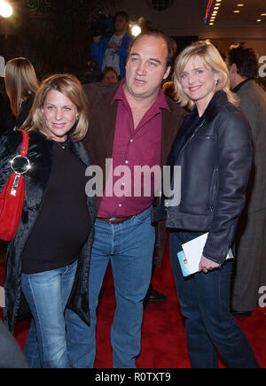 Jim Belushi posant avec femme Jenny et co-star de son émission de télévision Courtney Thorne Smith à la première de l'homme à joesomebody Village Theatre de Los Banque D'Images