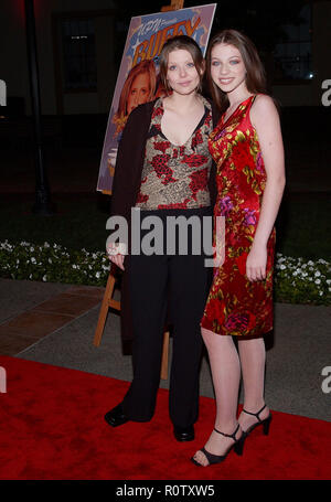 L'Amber Benson et Michelle Trachtenberg qui pose à l'examen préalable de Buffy the Vampire Slayer, épisode Musical au théâtre Paramount Paramount sur le Banque D'Images