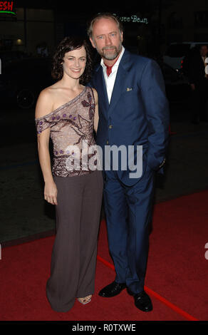 Xander Berkeley et Lara Clarke arrivant à la North Country Premiere au Chinese Theatre de Los Angeles. Le 10 octobre 2005. - Banque D'Images