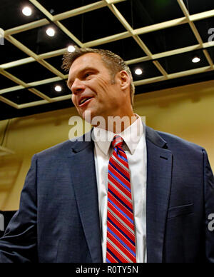 Topeka Kansas, USA, 6 novembre 2018, secrétaire d'État du Kansas Kris Kobach à regarder l'élection de ce soir partie Banque D'Images