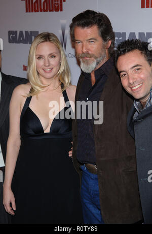 Hope Davis et Pierce Brosnan arrivant à la Matador Premiere au Westwood Crest Theatre de Los Angeles. Le 11 décembre 2005. - Banque D'Images