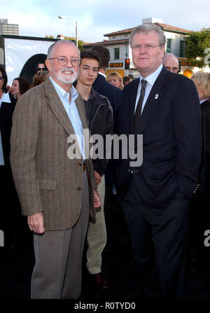 John Calley et Howard Stringer qui pose de la première de Men in Black II ème à Westwood Village à Los Angeles. Le 26 juin 2002. - Banque D'Images