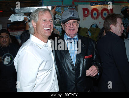 Chris Carter et Charles Nelson Reilly posant à la fête de fin de la finale de la série ''X-Files'. Le parti était à la House of Blues à Los Angeles. Avril Banque D'Images