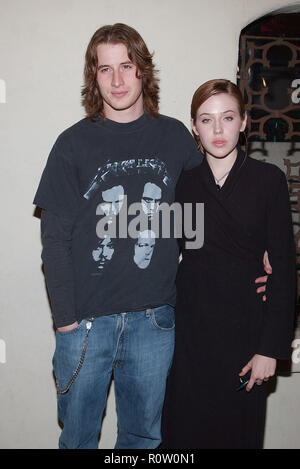 Brendan Fehr et Majandra Delfino - Roswell - arrivant à la Television Critics Association fête de clôture avec le spectacle à l'UPN Twin Palms restaur Banque D'Images