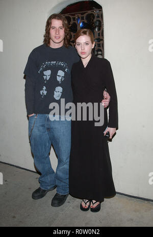 Brendan Fehr et Majandra Delfino - Roswell - arrivant à la Television Critics Association fête de clôture avec le spectacle à l'UPN Twin Palms restaur Banque D'Images