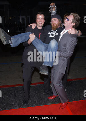 Ryan Dunn avec le réalisateur Steven Green et Maximillion Cooper arrivant à la Gumball 3000 Première Mondiale au Chinese Theatre de Los Angeles. Février Banque D'Images