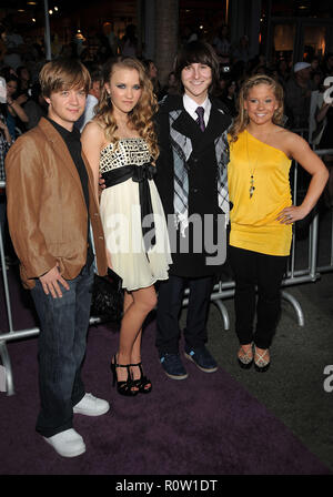 Jason Earles, Emily Osment, Mitchell Musso et Shawn Johnson - Jonas Brothers - The 3D Concert Première au El Capitan Theatre de Los Angeles. Banque D'Images