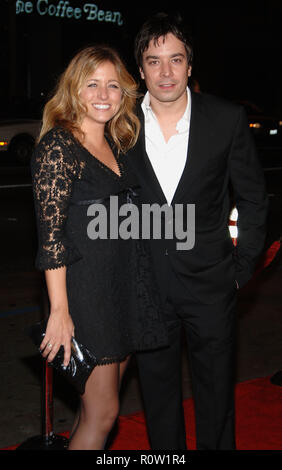 Jimmy Fallon et Nancy Juvonen ( Ex- producteur) à la musique lyrique et première au Chinese Theatre de Los Angeles. Contact avec les yeux sourire 3/4 Banque D'Images