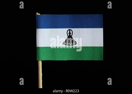 Un drapeau officiel et original de Lesotho le cure-dent sur fond noir. Un trait horizontal de triband bleu, blanc et vert avec mokorotlo noir centré o Banque D'Images