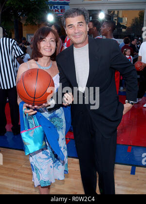 Robert Foster et Catherine Bello posant à la première de comme Mike au Westwood Theatre de Los Angeles. Le 27 juin 2002. - Fo Banque D'Images