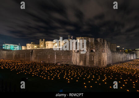 "Au delà de l'aggravation de la Shadow' l'installation sur la Tour de Londres moat par Tom Piper et artiste sonore Mira Calix marque centenaire de la fin de la première WW Banque D'Images