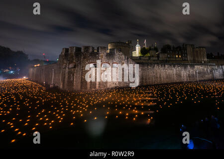 "Au delà de l'aggravation de la Shadow' l'installation sur la Tour de Londres moat par Tom Piper et artiste sonore Mira Calix marque centenaire de la fin de la première WW Banque D'Images