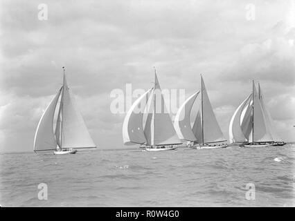 Les cinq grandes courses de yachts Classe J, 1934 sous le vent. Créateur : Kirk & Sons de Cowes. Banque D'Images