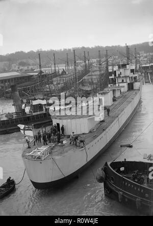 Lancement du navire inconnu à Samuel J. White, le chantier naval. Créateur : Kirk & Sons de Cowes. Banque D'Images