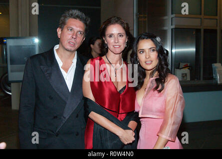 Le compositeur Elliot Goldenthal posant avec la réalisatrice Julie Taymor et Salma Hayek à l'after party de la première de ' ' Frida au M Banque D'Images