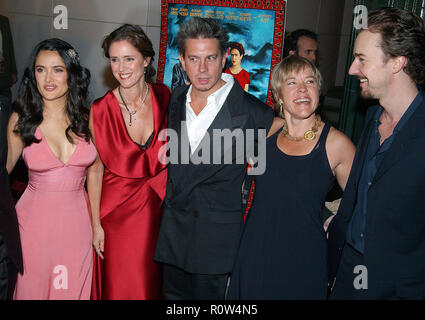 Salma Hayek et Ed Norton posant avec la réalisatrice Julie Taymor et le producteur Sarah Elliot Goldenthal et Vert lors de la première de Frida ' ' à t Banque D'Images