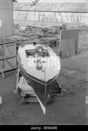 Lancement du moteur au chantier naval, 1913. Créateur : Kirk & Sons de Cowes. Banque D'Images