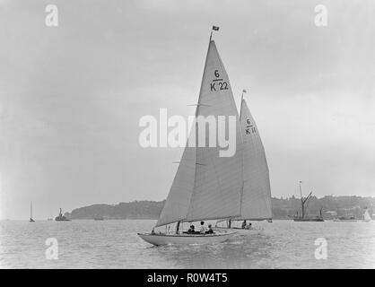 La classe de 6 mètres, l'aide "Marion" (K22) et "Freesia" (K11), 1921. Créateur : Kirk & Sons de Cowes. Banque D'Images