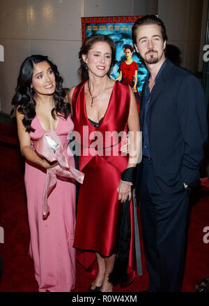 Salma Hayek et Ed Norton posant avec le directeur Julie Taymor lors de la première de ' ' Frida au County Museum of Art Theatre de Los Angeles. Oct Banque D'Images