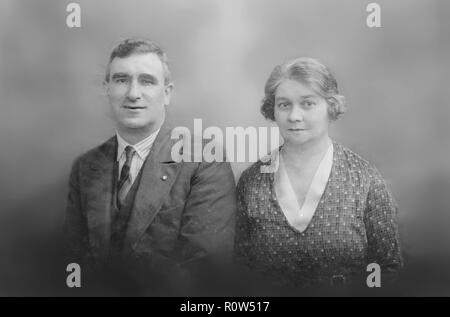 Portrait d'un homme et femme, c1935. Créateur : Kirk & Sons de Cowes. Banque D'Images