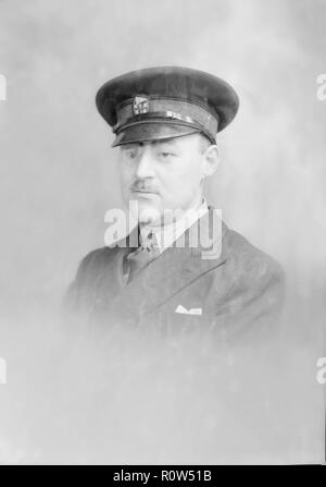 Portrait d'un homme en uniforme, c1935. Créateur : Kirk & Sons de Cowes. Banque D'Images