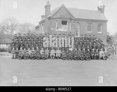 Portrait de groupe des gardiens, c1935. Créateur : Kirk & Sons de Cowes. Banque D'Images