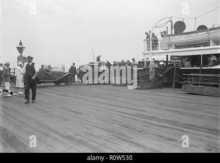 L'embarquement des voitures sur Southampton ferry. Créateur : Kirk & Sons de Cowes. Banque D'Images