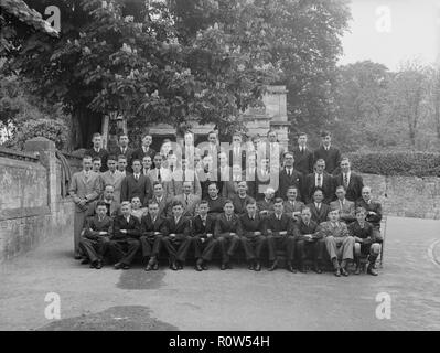 Portrait de groupe de jeunes hommes, c1935. Créateur : Kirk & Sons de Cowes. Banque D'Images