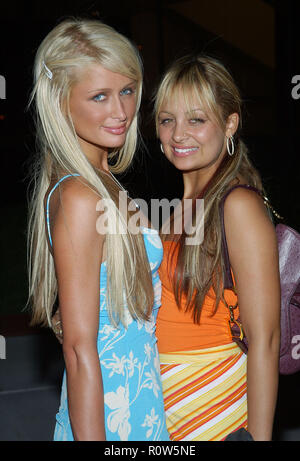 Paris Hilton et co-star Nicole Richie (Simple Life), en arrivant à l'été 2003 ' Fox tca Party ' au Pacific Design Center à Los Angeles le 1er juillet. Banque D'Images