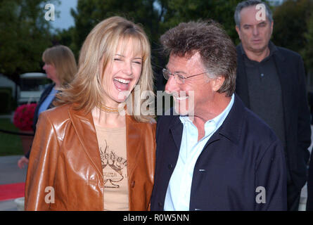 Dustin Hoffman et Kelly Preston à la première de '' change de voie sur le Lot Paramount Theatre de Los Angeles. Le 7 avril 2002. - Banque D'Images