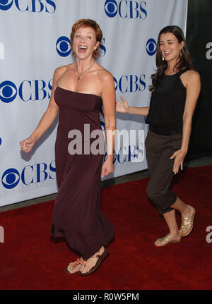 Lauren Holly et Cote de Pablo en arrivant à la porte-parole de télévision CBS Assocoation Summer Party au Rose Bowl de Los Angeles. contact avec les yeux pleine leng Banque D'Images